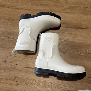 UGG® Women's Size 9 Droplet Mid Insulated Waterproof Boots in White